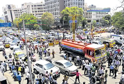 அண்ணாசாலையில் விபத்து தண்ணீர் லாரி மோதி தாய், மகன் பலி