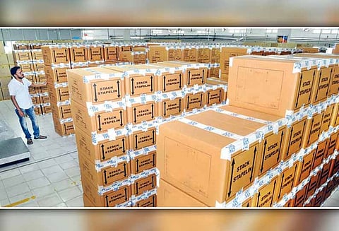 லாரிகள் வேலை நிறுத்தம்: ரூ.10 கோடி மதிப்புள்ள 2 ஆயிரம் டன் அரிசி தேக்கம்