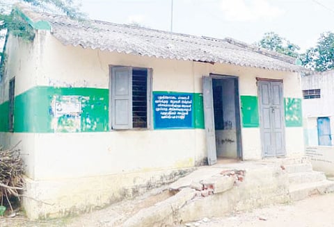 ஆபத்தான நிலையில் உள்ள அங்கன்வாடி மைய கட்டிடம் குழந்தைகளை அனுப்ப பெற்றோர் மறுப்பு