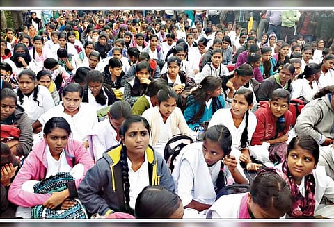 பஸ் கட்டண உயர்வுக்கு எதிர்ப்பு: கல்லூரி மாணவிகள் சாலை மறியல்