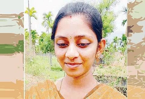 சமூக வலைத்தளங்களை பார்த்து, வீட்டில் சுகப்பிரசவத்திற்கு முயன்ற ஆசிரியை சாவு