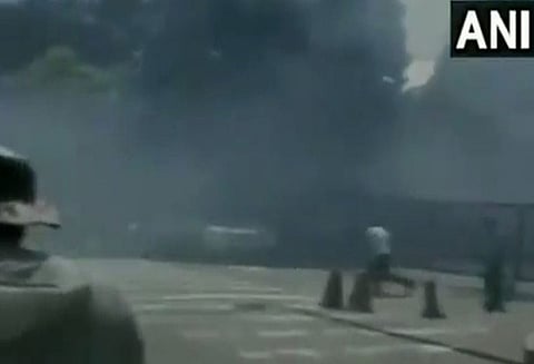 சீனாவில் அமெரிக்க தூதரகம் அருகே குண்டுவீச்சு