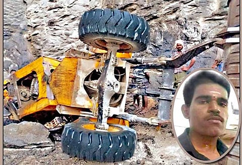 பள்ளத்தில் பொக்லைன் எந்திரம் கவிழ்ந்து மேற்பார்வையாளர் பலி