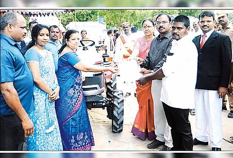 மனுநீதி நாள் முகாமில் 405 பயனாளிகளுக்கு நலத்திட்ட உதவிகள்