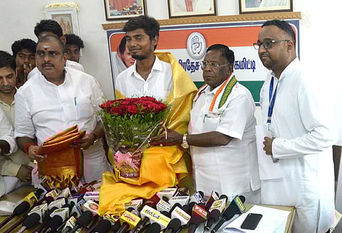 பா.ஜனதா ஆட்சியில், அரசு அதிகாரிகள் மிரட்டப்படுகிறார்கள் நாராயணசாமி குற்றச்சாட்டு