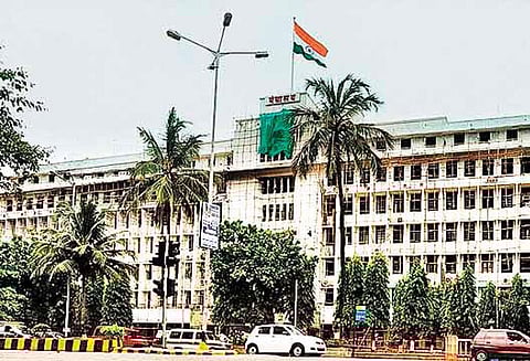 மந்திராலயாவில் பெண் தீக்குளிக்க முயற்சி