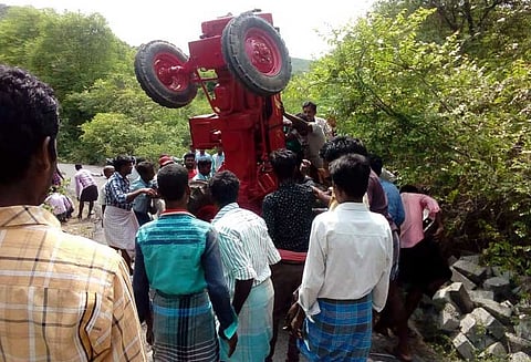 ஆம்பூர் அருகே மலைப்பாதையில் டிராக்டர் கவிழ்ந்து 3 பேர் பலி