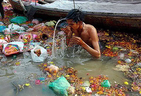 சிகரெட் பாக்கெட்டில் எச்சரிக்கையிருக்கிறது, மாசடைந்த கங்கைக்கு கிடையாதா? - தேசிய பசுமைத் தீர்ப்பாயம்