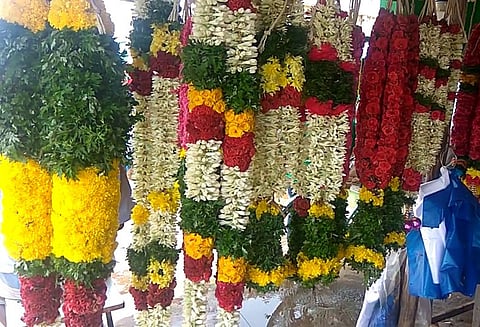 திருவேற்காட்டில் கடைகள் அடைப்பு பூ மாலைகள் வாங்க முடியாமல் பக்தர்கள் அவதி