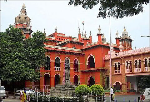 ரெயில்களில் தானியங்கி கதவுகளை பொருத்தக்கோரி வழக்கு மத்திய அரசுக்கு, ஐகோர்ட்டு நோட்டீஸ்