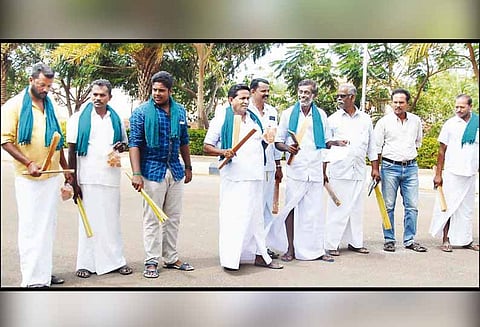 குறைதீர்க்கும் கூட்டத்தில் இருந்து விவசாயிகள் வெளிநடப்பு