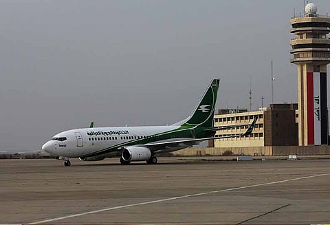 பறக்கும் விமானத்தில் சாப்பாட்டு தட்டிற்காக சண்டை போட்ட விமானிகள் அச்சத்தில் பயணிகள்