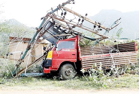 மினிலாரி மோதி டிரான்ஸ்பார்மர் சரிந்து விழுந்து அமுக்கியது வெளியே வர முடியாமல் தவித்த டிரைவர் மீட்பு