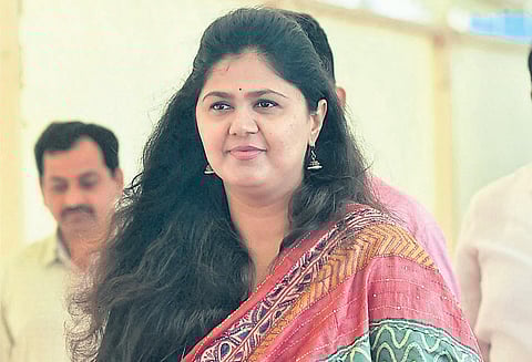 மந்திரி பங்கஜா முண்டேக்கு ஒரு மணிநேர முதல்-மந்திரி பதவி சிவசேனா சொல்கிறது