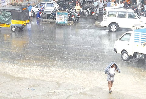 பெரம்பலூரில் 1 மணி நேரம் பலத்த மழை பொதுமக்கள், விவசாயிகள் மகிழ்ச்சி