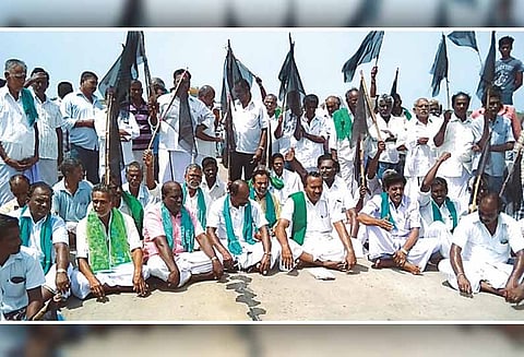 கதவணை கட்டக்கோரி கருப்புக்கொடியுடன் விவசாயிகள் சாலை மறியல்