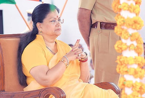 பசு பாதுகாவலர்களால் அக்பர் கான் அடித்துக்கொலை ‘உலகம் முழுவதும் கும்பல் தாக்குதல் நடக்கிறது’ -வசுந்தரா ராஜே