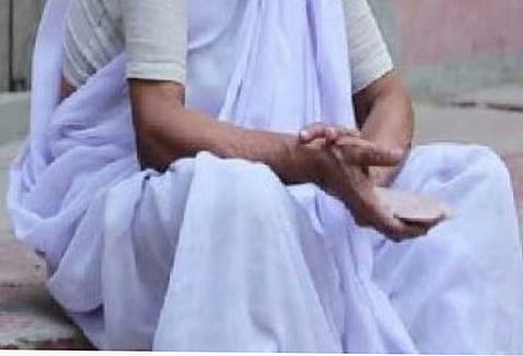 குழந்தை கடத்தல் பீதியில் தாக்கப்பட்ட மூதாட்டி, குடும்பத்தினரிடம் ஒப்படைப்பு