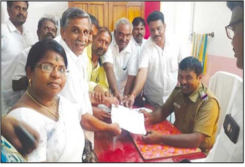 சமூக வலைத்தளத்தில் தமிழிசை சவுந்தரராஜன் குறித்து அவதூறாக பேசிய பெண் மீது வழக்குப்பதிவு