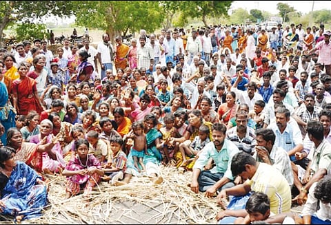 கிணற்றில் இறங்கிய 3 தொழிலாளர்கள் பலி: நிவாரணம் கேட்டு உறவினர்கள் ‘திடீர்’ சாலை மறியல்