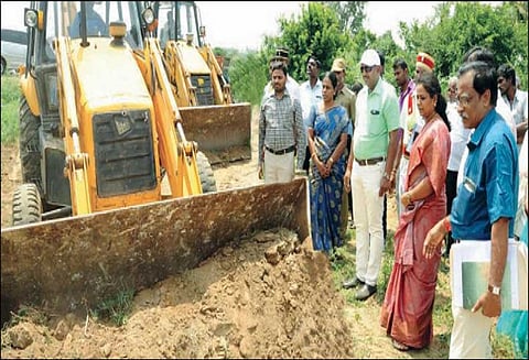 சூளகிரி அருகே ஏரிகளை தூர்வாரும் பணி