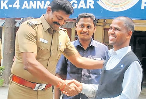 அண்ணாநகரில் ஓட்டலில் வாடிக்கையாளர் தவறவிட்ட ரூ.25 லட்சம் போலீசில் ஒப்படைப்பு