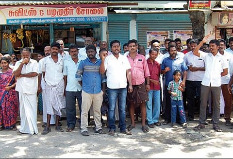 பஸ்சுக்கு தீ வைத்ததில் காயம் அடைந்த பெண் சாவு: உடலை வாங்க மறுத்து 3-வது நாளாக உறவினர்கள் போராட்டம்