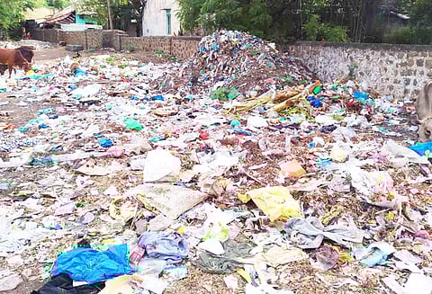 ரெயில்வே காலனியில் குப்பைகளை கொட்ட வந்த மாநகராட்சி சரக்கு வேனை சிறைபிடித்த பொதுமக்கள்