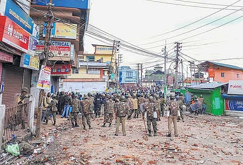 கலவரத்தால் பாதித்த ஷில்லாங்கில் ராணுவம் கொடி அணி வகுப்பு