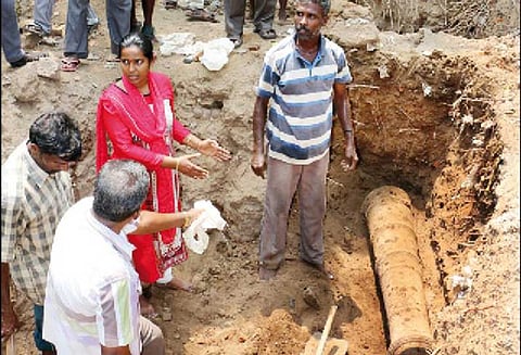 வேலூர் கோட்டையில் மண்ணில் புதைந்திருந்த பீரங்கி தோண்டி எடுப்பு