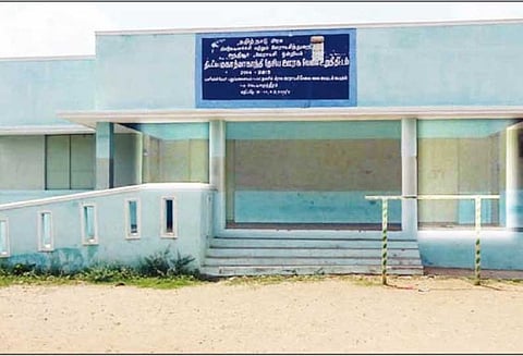 4 ஆண்டுகளுக்கு முன்பு கட்டப்பட்ட இ- சேவை மைய கட்டிடம் - திறக்க பொதுமக்கள் கோரிக்கை