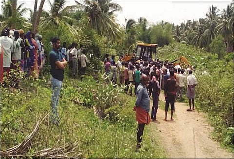 தளி வாய்க்காலில் தண்ணீர் திருட்டு: ஆய்வுக்கு சென்ற அதிகாரிகளை முற்றுகையிட்ட விவசாயிகள்