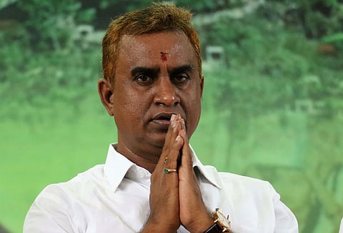 உள்ளாட்சி துறை மானிய கோரிக்கை விவாதம்; ஜெயலலிதா நினைவிடத்தில் அமைச்சர் வேலுமணி மரியாதை