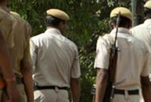 உத்தர பிரதேசத்தில் மகளை ஈவ் டீசிங் செய்தவர்களை தடுத்த 65 வயது தந்தை சுட்டுக் கொலை