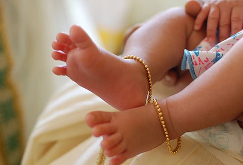 வாலிபரிடம் குழந்தையை கொடுத்த பெண் மாயம்