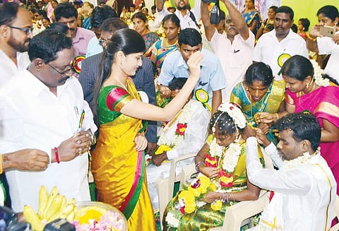 சேலத்தில் 26 மாற்றுத்திறனாளி ஜோடிகளுக்கு திருமணம் கலெக்டர் ரோகிணி நடத்தி வைத்தார்