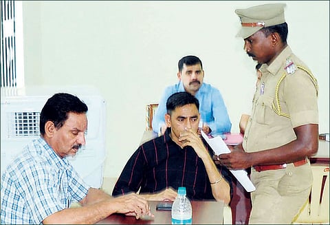 துப்பாக்கி சூடு நடத்திய போலீசாரிடம், மனித உரிமை ஆணையம் விசாரணை