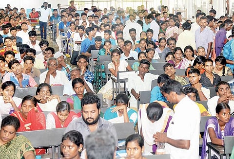 கல்லூரியில் மாணவர் சேர்க்கை கலந்தாய்வு: அறிவியல் பாடப்பிரிவில் சேர மாணவ-மாணவிகள் குவிந்தனர்