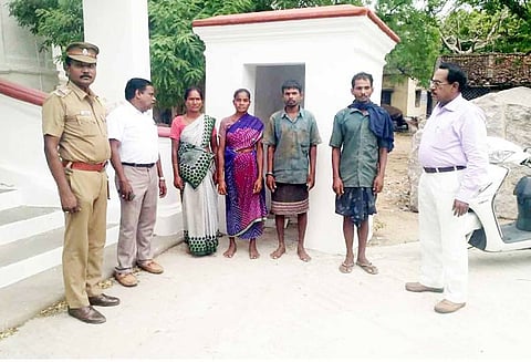 ஆழ்துளை நிறுவனத்தில் கொத்தடிமைகளாக வேலைபார்த்த சத்தீஷ்கர் மாநில தம்பதிகள் மீட்பு 2 பேர் கைது