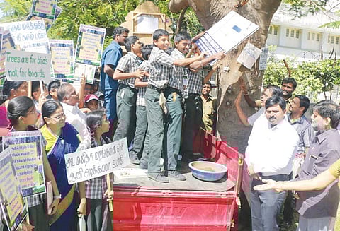 மரங்களின் மீது பொருத்தப்பட்டுள்ள விளம்பர ‘போர்டு’களை 15-ந் தேதிக்குள் அகற்ற வேண்டும்