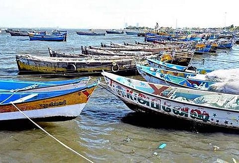 தூத்துக்குடியில் 16 நாட்களுக்கு பின் கடலுக்கு மீன்பிடிக்க சென்ற நாட்டுப்படகு மீனவர்கள்