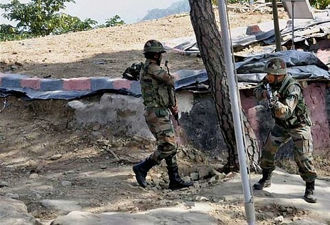 ராணுவ ரோந்து வாகனம் மீது பயங்கரவாதிகள் தாக்குதல்: இரண்டு வீரர்கள் காயம்