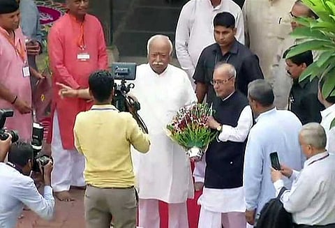 ஆர்.எஸ்.எஸ் நிகழ்ச்சியில் பேசும் முன் ஹெட்கேவர் நினைவிடத்தில் பிரணாப் முகர்ஜி மரியாதை