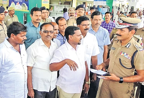 கும்மிடிப்பூண்டி ரெயில் நிலையத்தில் கூடுதல் காவல்துறை இயக்குனர் ஆய்வு