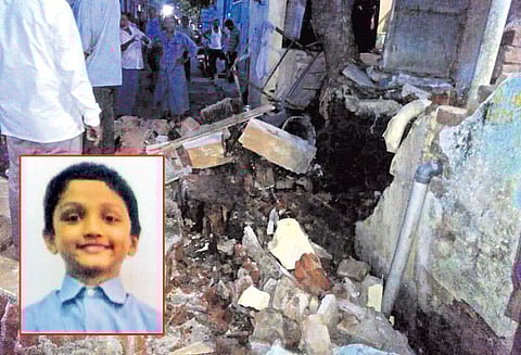 வீட்டின் சுவர் இடிந்து விழுந்து அண்ணன்-தங்கை பலி