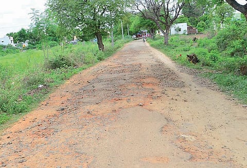 ஒரு வருடமாக பஸ் போக்குவரத்து நிறுத்தம்; பொதுமக்கள் அவதி