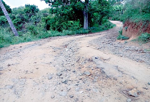 குண்டும், குழியுமாக மாறிய சாலை வாகன ஓட்டிகள் அவதி