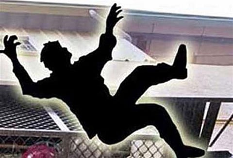 மாடியில் இருந்து தவறி மின்கம்பியில் விழுந்தவர் பரிதாப சாவு