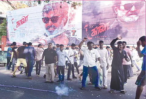 காலா படம் வெளியான தியேட்டர்களில் ரஜினி ரசிகர்கள் கொண்டாட்டம்