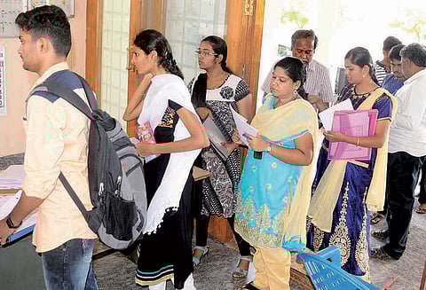 என்ஜினீயரிங் மாணவ-மாணவிகளின் சான்றிதழ் சரிபார்ப்பு பணி திருச்சியில் தொடங்கியது